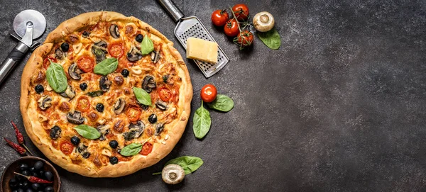 Pizza domates, peynir, mantar, zeytin ve ıspanak karanlık bir arka plan üzerinde