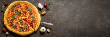 Salam sosis, ıspanak ve kiraz domates ve salça koyu arka plan üzerinde pizza