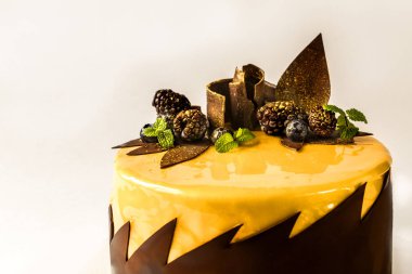 Taze çilek, çikolata ve ihale mousse ile kek