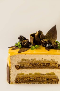 Taze çilek, çikolata ve ihale mousse ile kek