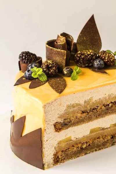 Torta Con Bacche Fresche Cioccolato Mousse Tenera — Foto Stock