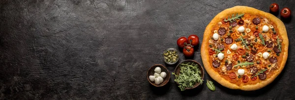 siyah beton arka planda mozzarella, Capers, roka ve domates ile pizza