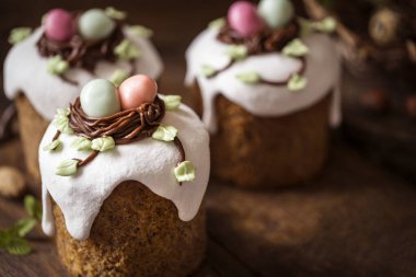 Ahşap kaplamalı geleneksel Paskalya pastaları.