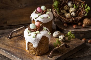 Ahşap kaplamalı geleneksel Paskalya pastaları.