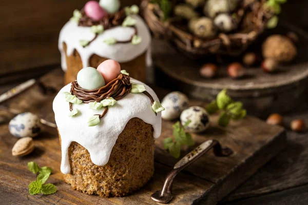 Tradycyjne Słodkie Ciasta Wielkanocne Lukrem Drewnianym Tle — Zdjęcie stockowe
