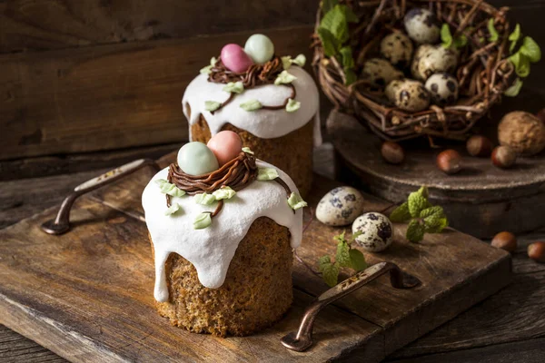 Gâteaux Pâques Doux Traditionnels Avec Cerise Sur Fond Bois — Photo