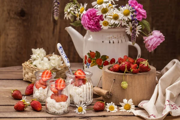 Cam kavanozlarda krem peynirli çilek, kırsal tarzda sağlıklı yaz yemeği.