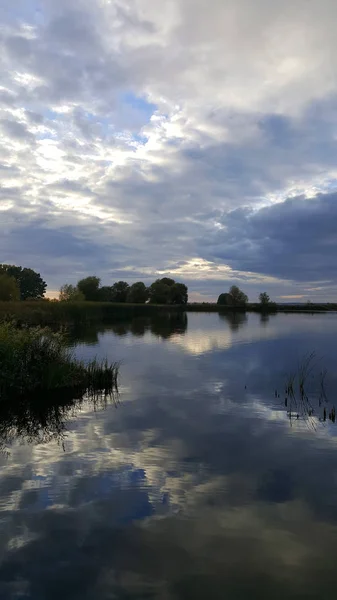 Molnig Kväll Vid Sjön Skog — Stockfoto