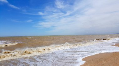 Dalgalar kumlu sahil üzerinde çalıştırmak