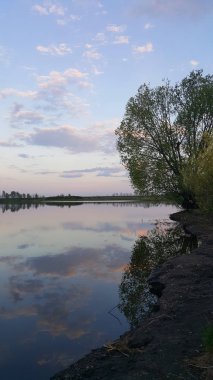 Göl bir yüzeyinin erken sabah
