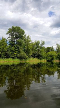 Sıcak bulutlu gün sessiz Nehri üzerinde