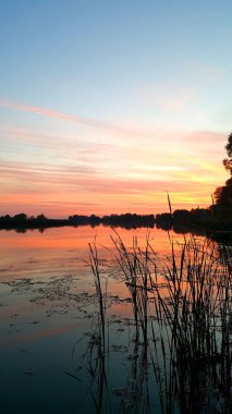 Göl üzerinde sessiz yaz akşamları düşüş