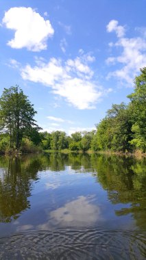 Sıcak güneşli gün sessiz Nehri üzerinde