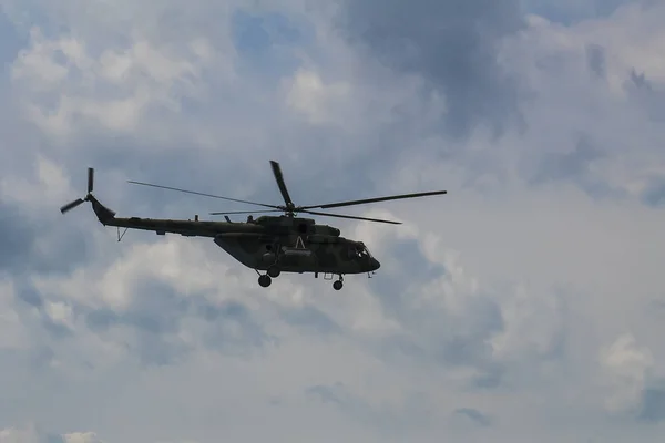 Militär helikopter på himlen Stockbild