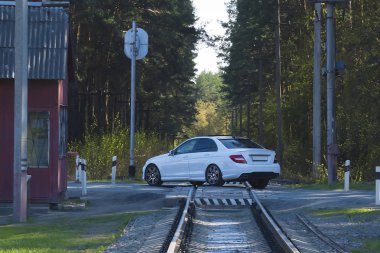 bir demiryolu geçişi, beyaz araba