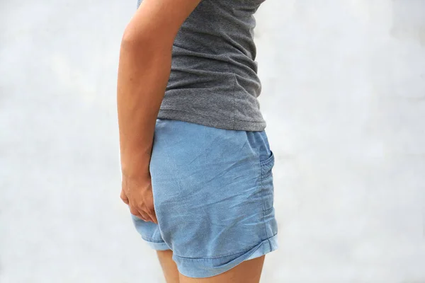Mulher Vestindo Roupas Cinza Com Coceira Arranhar Área Coxa — Fotografia de Stock