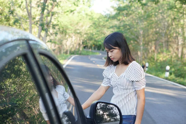 Ασιάτισσα Γυναίκα Ελέγξτε Για Σπασμένα Αυτοκίνητα Στους Δρόμους Γύρω Από — Φωτογραφία Αρχείου