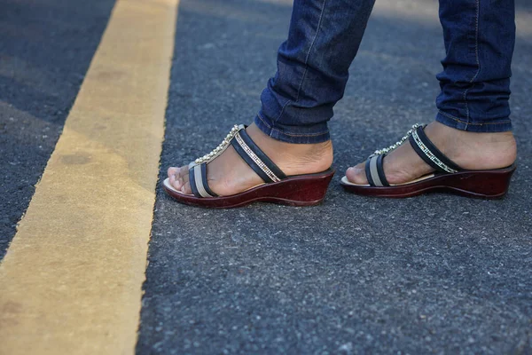 Pie Una Mujer Línea Amarilla Carretera —  Fotos de Stock