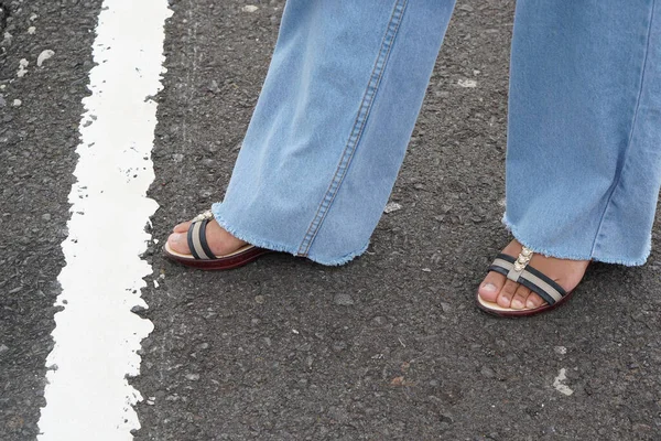 Noha Ženy Stojí Bílou Čárou Silnici — Stock fotografie
