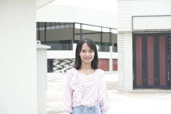 Retrato Asiático Mulher Vestindo Rosa Vestido Estampado Feliz Viajar Sorrindo — Fotografia de Stock