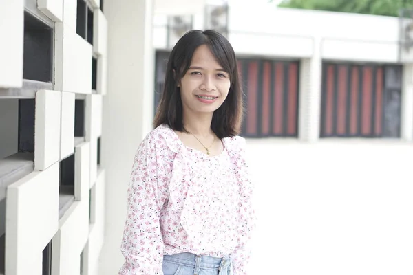 Retrato Asiático Mulher Vestindo Rosa Vestido Estampado Feliz Viajar Sorrindo — Fotografia de Stock