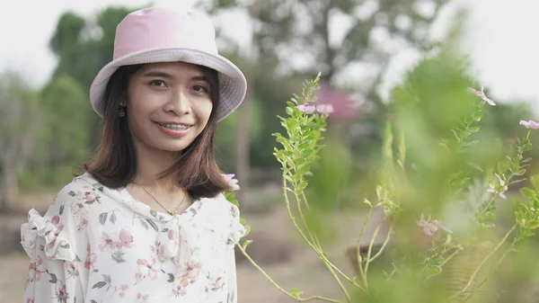 Portré Ázsiai Nők Visel Mintás Ruhák Boldog Utazás Rózsaszín Kalap — Stock Fotó