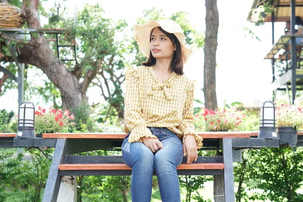 Retrato Asiático Mulher Vestindo Vestido Amarelo Feliz Viajar Sorrindo Vendo — Fotografia de Stock