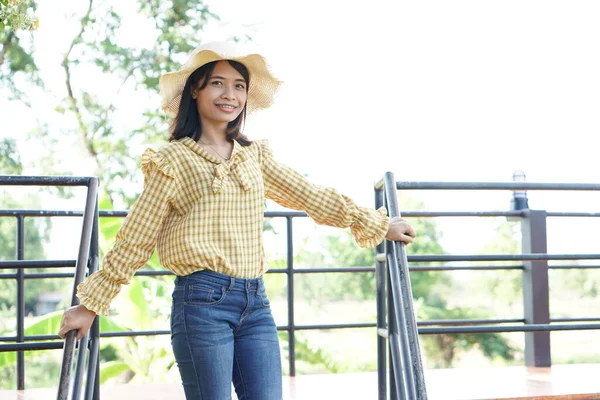 Portret Aziatische Vrouw Dragen Gele Jurk Blij Reizen Glimlachen Het — Stockfoto