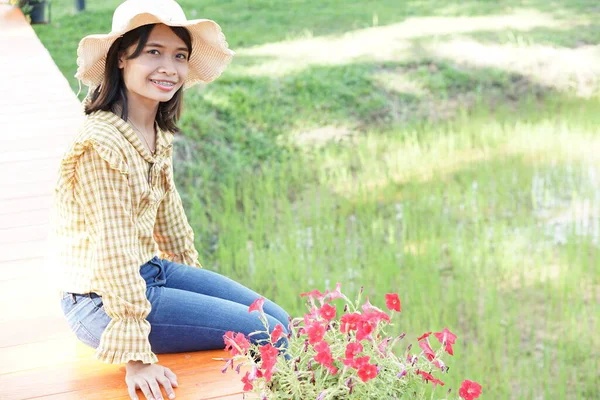 Ritratto Donna Asiatica Vestita Giallo Felice Viaggiare Sorridente Vedendo Bretelle — Foto Stock