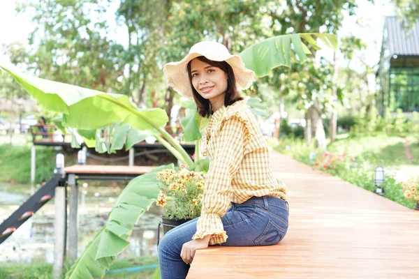 穿着黄色衣服的亚洲女人 愉快地旅行 微笑着 看到了支撑 — 图库照片