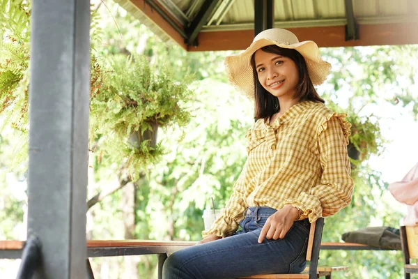 Retrato Asiático Mulher Vestindo Vestido Amarelo Feliz Viajar Sorrindo Vendo — Fotografia de Stock