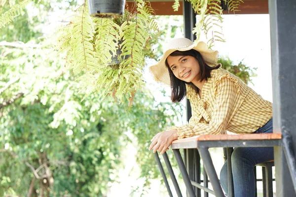 Retrato Asiático Mulher Vestindo Vestido Amarelo Feliz Viajar Sorrindo Vendo — Fotografia de Stock