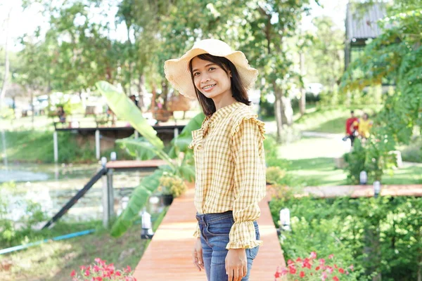 Портретка Азіатка Жовтій Сукні Щаслива Подорожувати Посміхатися Бачити Фігурки — стокове фото