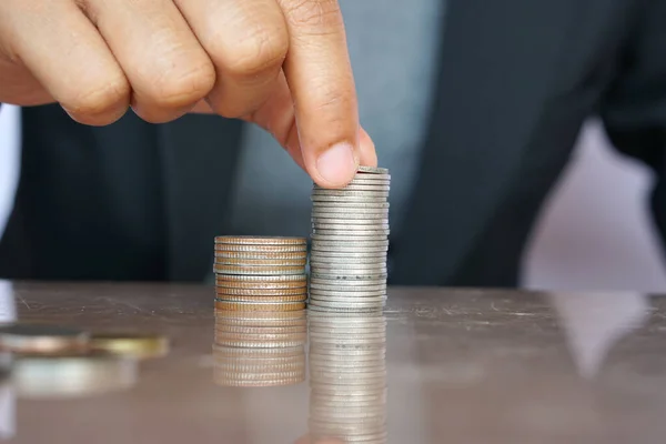 Las Mujeres Negocios Ponen Dinero Pila Monedas Para Concepto Crecimiento —  Fotos de Stock