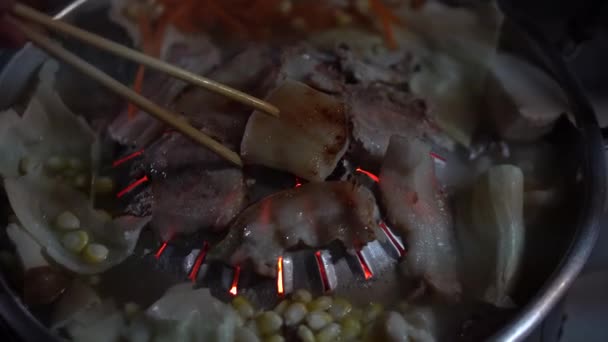 鍋で豚肉を焼き 鍋で肉スライスを閉じ 熱いスープで野菜 — ストック動画