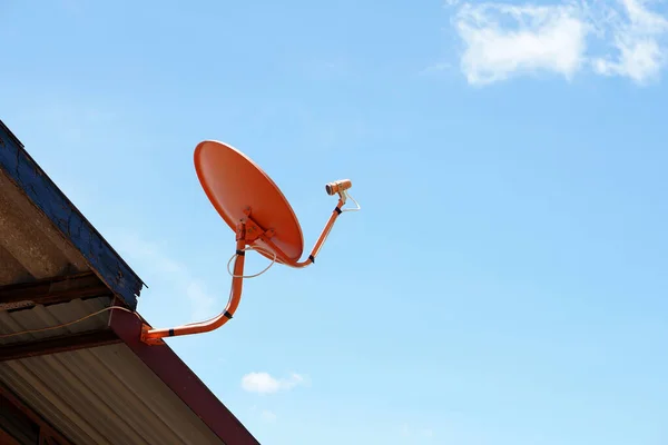 Orange Satellitenschüssel Für Den Empfang Von Signalen Befestigt Auf Dem — Stockfoto