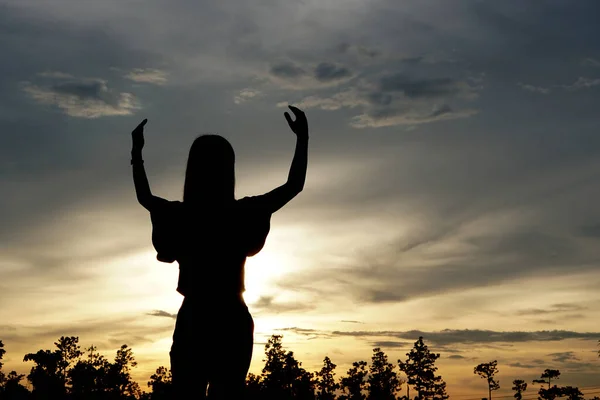 Silueta Una Mujer Pidiendo Bendiciones Dios Fondo Del Sol Noche — Foto de Stock