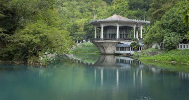 Bir tren istasyonu ile bir dağ nehir Panoraması.