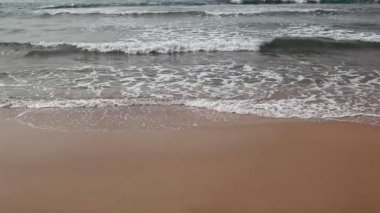 Kızıl Deniz kıyısında dalgalar sörf.