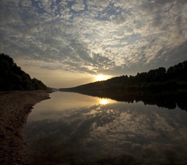 Yaz aylarında gün batımında nehrin yüzeyini