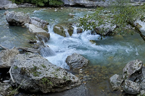Bir dağ nehir içinde belgili tanımlık vahşi ile geçit.