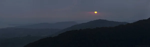 Gökyüzü ve bulutlar üstlerindeki dağlarının görünümü.