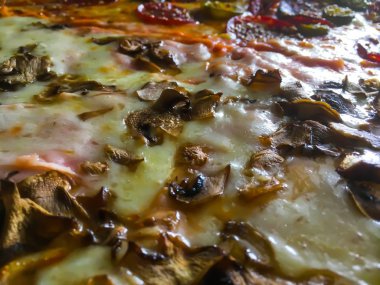 Pizza peperoni, peynir, jambon ve mantar ile kapatmak yukarıya fotoğraf 