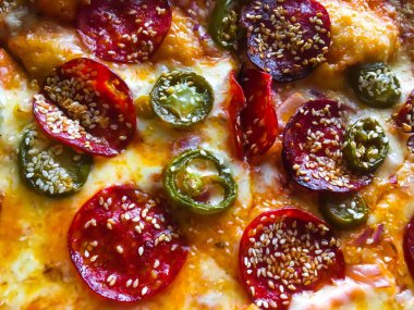 Pizza peperoni, peynir, jambon ve mantar ile kapatmak yukarıya fotoğraf 