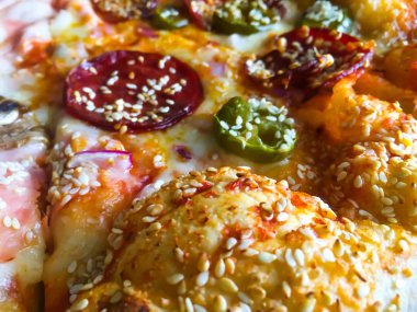 Pizza peperoni, peynir, jambon ve mantar ile kapatmak yukarıya fotoğraf 