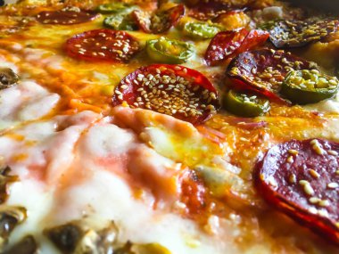 Pizza peperoni, peynir, jambon ve mantar ile kapatmak yukarıya fotoğraf 