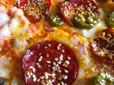 Pizza peperoni, peynir, jambon ve mantar ile kapatmak yukarıya fotoğraf 