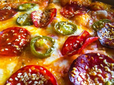 Pizza peperoni, peynir, jambon ve mantar ile kapatmak yukarıya fotoğraf 