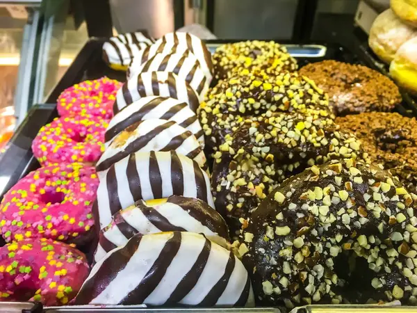 Sır ve çikolata fotoğraf ile lezzetli pembe çörek yakın çekim  