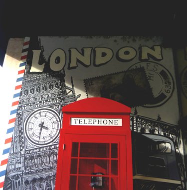Kırmızı Telefon Kutusu ve grafitti Big Ben London 